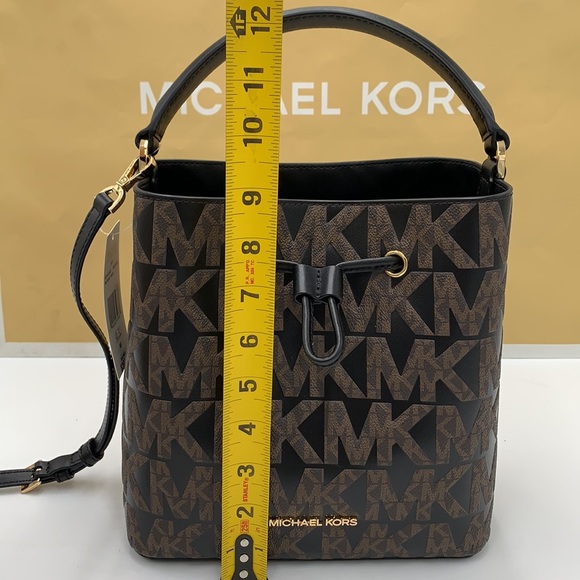 MICHAEL KORS SURI MEDIUM BUCKET MESSENGER BAG BROWN/BLACK SIGNATURE - Picture 15 of 16